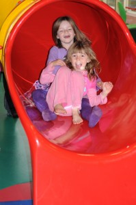 Lola et Sophie dans le toboggan