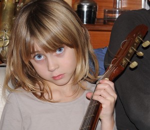 Sophie, guitariste sur le voilier de Jean