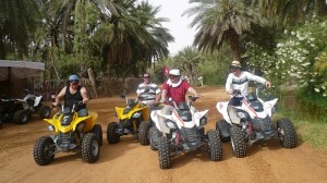 L'heure d'enfourcher nos quads à sonner. (de gauche à droite : Christian, Bernard, Arnaud, Eric)