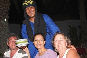 A table (Bernard, Olfa, Mireille), servis par un homme bleu