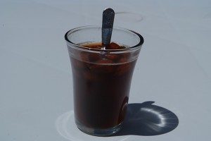 Thé à la menthe plein d'amandes