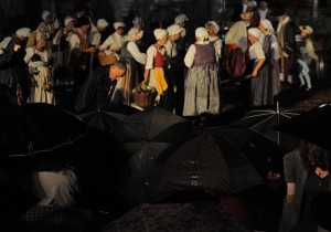 Début de spectacle sous la pluie.