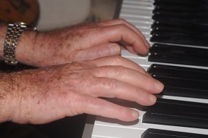 Doigts ronds sur le clavier.
