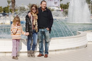 Jean, Anna et Sophie devant l'aéroport de Tunis
